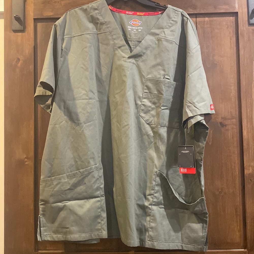 E355-34A) Dickies Scrub Men’s Sz. 2X Everyday Scrub Top Grey NWT